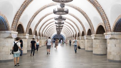 В самую красивую станцию метро Киева запустили дрон: от этого видео перехватывает дух