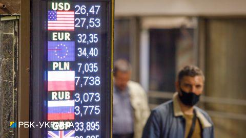 Ситуація на валютному ринку: населення продає долари, бізнес купує