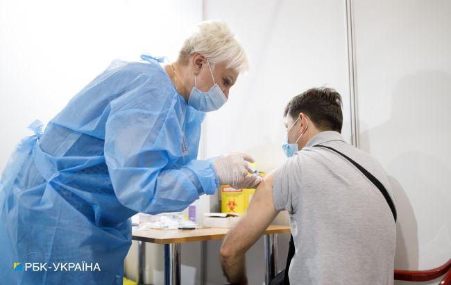 Темпи COVID-вакцинації сповільнилися вдвічі: ще 18 тисяч людей отримали щеплення