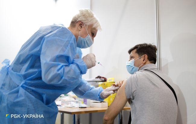 Вакцинация в Украине: почти 120 тысяч человек привились, а 154 - получили дополнительную дозу