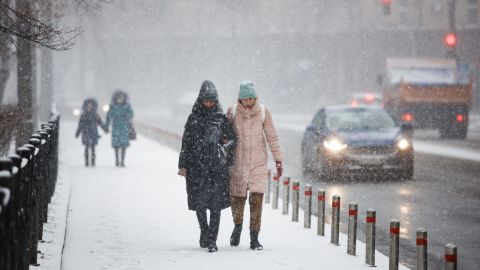 Мокрый снег в половине областей и до +5: погода на сегодня