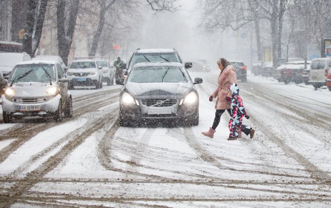 Киев засыпало снегом. Как правильно ездить в осадки и гололед, чтобы сохранить жизнь