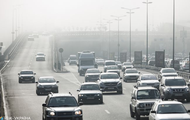 Столичних водіїв попередили про обмежену видимість через туман