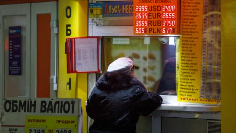 Банки суттєво підвищили курс долара на новорічні свята