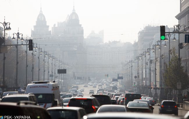 Киев накроет густой туман. Водителей предупредили об ограниченной видимости