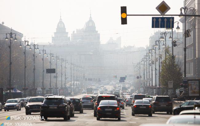 Киев и область накрыл туман. Видимость на дорогах ограничена