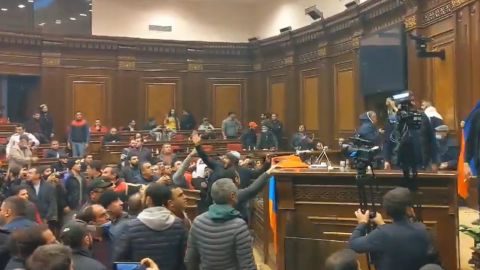 Сотни протестующих в Ереване ворвались в зал заседаний парламента