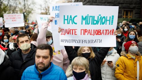 Украинские города взбунтовались из-за ужесточения карантина: люди вышли на улицы