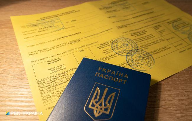В Киеве медработники наладили схему продажи поддельных COVID-сертификатов