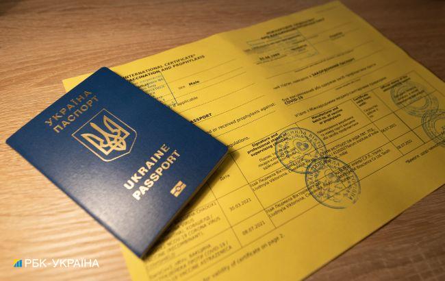 Підробляли паспорти та COVID-документи. У Чернівецькій області викрили "брокерів"