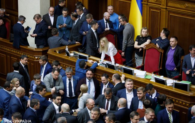Украинцы недовольны непрофессионализмом депутатов Рады