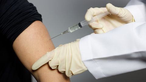 Какие симптомы после прививки от COVID-19 являются нормой: врач-иммунолог дал ответ