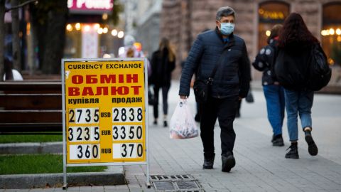 Купівля валюти населенням вперше з початку року перевищила продаж