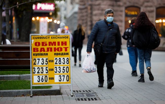 Купівля валюти населенням вперше з початку року перевищила продаж
