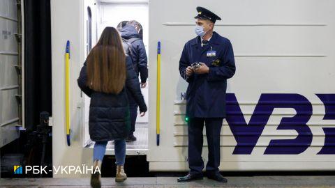 Не выходить из вокзала. В УЗ объяснили правила посадки на поезда в Киеве во время комендантского часа