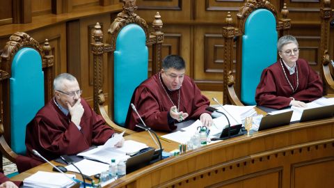 КСУ оголосив перерву у справі про "земельні" статті в Конституції