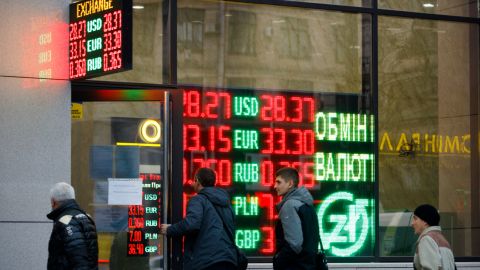 Доверие украинцев к гривне за последний год упало вдвое