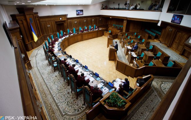 "Языковой" закон и люстрация: какие вопросы КСУ рассмотрит на этой неделе