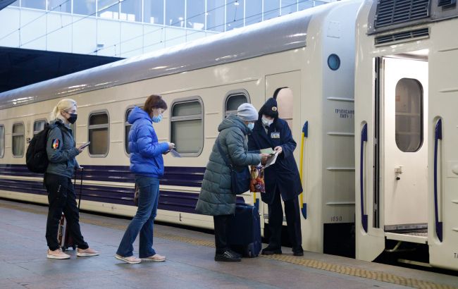 Поезда в Перемышль задерживаются на 12 часов: продолжают ремонт сетей