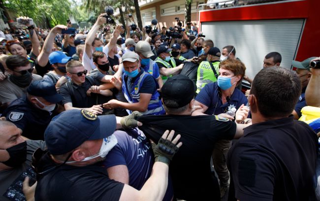 Сутички під судом по справі Стерненко: поліція затримала п'ятьох осіб