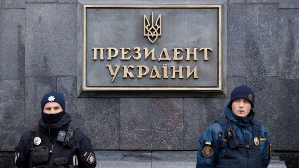 У Києві біля Офісу президента перевіряють підозрілий предмет