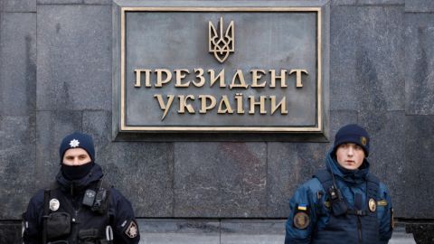 В Киеве возле Офиса президента проверяют подозрительный предмет