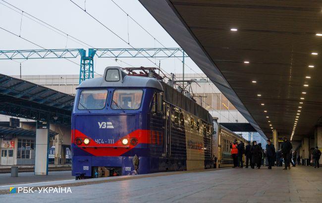 Потяги в напрямку Львова тимчасово зупинятимуться на іншій станції: причина