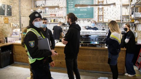 Ресторанам і кафе дозволили працювати довше, але є обмеження