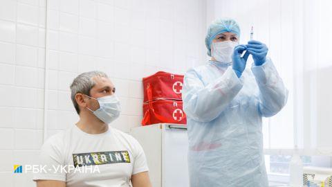 Всем укол. Кого в мире обязали к вакцинации и чего ждать украинцам