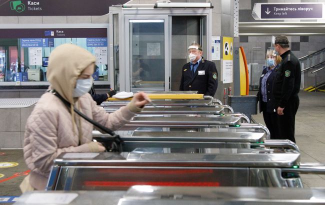В метро Киева установили новые турникеты: "зайцы" не проскочат
