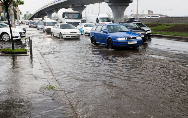 У Києві через зливи підтоплено десять вулиць