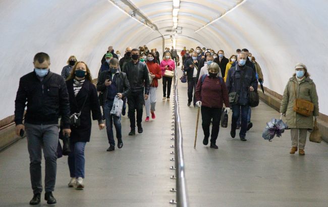 У метро Києва черговий колапс: люди штурмують одну із станцій