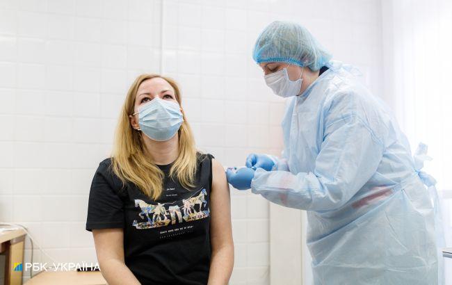 Повністю завершили вакцинацію від коронавіруса майже 450 українців