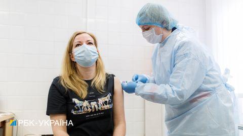 Вакцинация второй дозой: за сутки прививки получили еще 5 тысяч украинцев