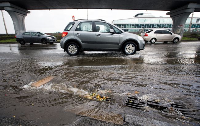 Авто пірнають по фари, транспорт став: Київ поплив після зливи (фото і відео)