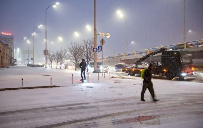 В Киеве ликвидируют последствия сильного снегопада. В КГВА обратились к жителям столицы
