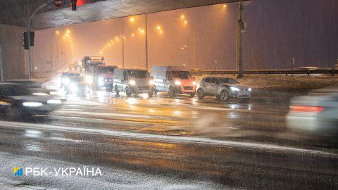 Штормовое предупреждение объявлено в Украине. Непогода грозит работе транспорта: где именно