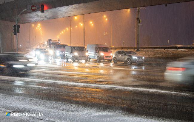 Вночі у Києві прогнозують ожеледицю на дорогах