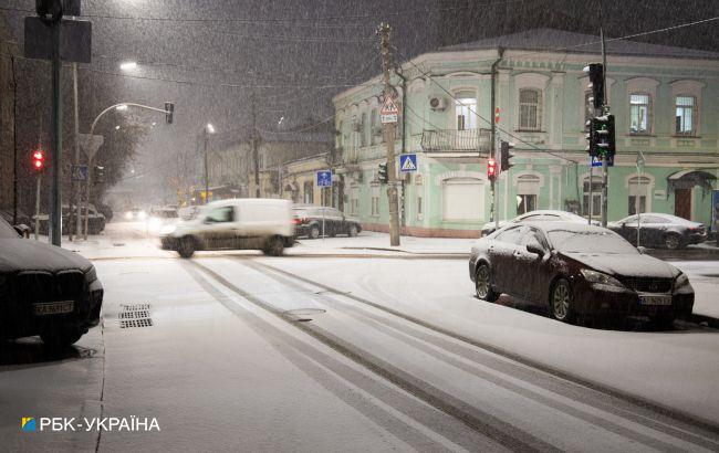 У Києві аномальна погода: йде крижаний сніг, вдарила блискавка із громом