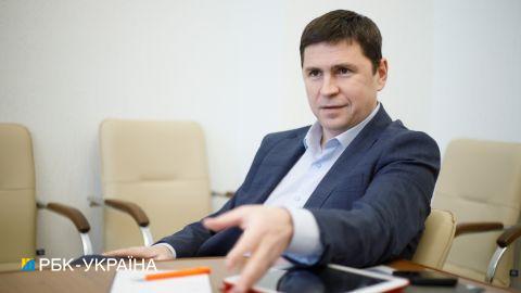 Российская экономика быстро падает на колени: Подоляк о заявлении Счетной палаты России