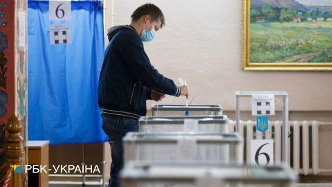 У Черкаській області на виборчій дільниці між спостерігачем та членами ДВК стався конфлікт