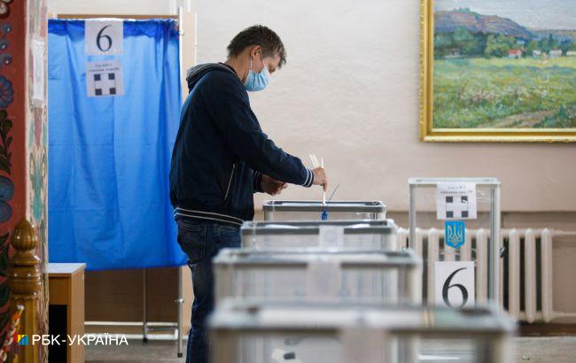 У Черкаській області на виборчій дільниці між спостерігачем та членами ДВК стався конфлікт