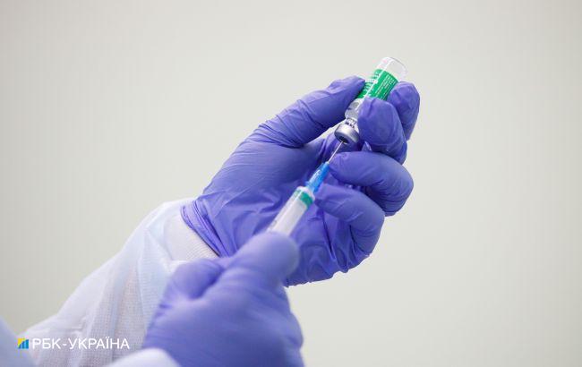 В Швеции начали бустерную вакцинацию от COVID, но не всех