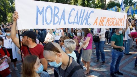 Більшість українців не бачать порушення прав російськомовних