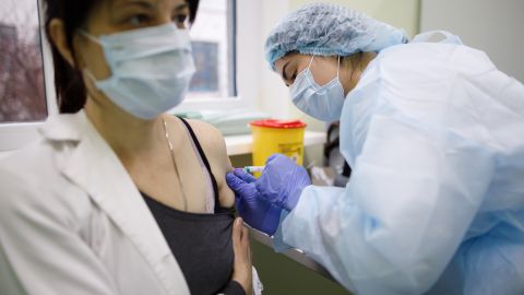 CoviShield, CoronaVac, Pfizer: кто какую вакцину получит в Украине