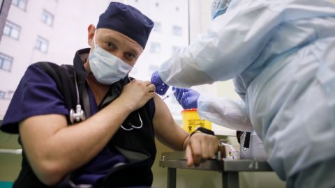 Личный опыт. Как в Украине вакцинируют от COVID-19 и что происходит после прививки