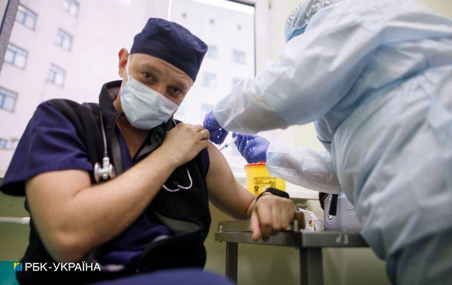 Личный опыт. Как в Украине вакцинируют от COVID-19 и что происходит после прививки
