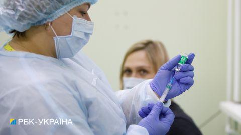 Спад темпов вакцинации на выходных: за сутки 17 тысяч человек получили COVID-прививку