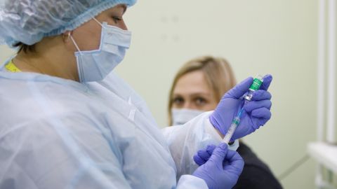 Все, кто сейчас вакцинируются CoronaVac, гарантированно получат вторую дозу, - Минздрав