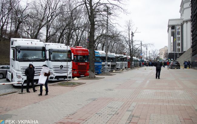 Киев в ночь на 1 декабря может запретить въезд грузовиков: названо условие